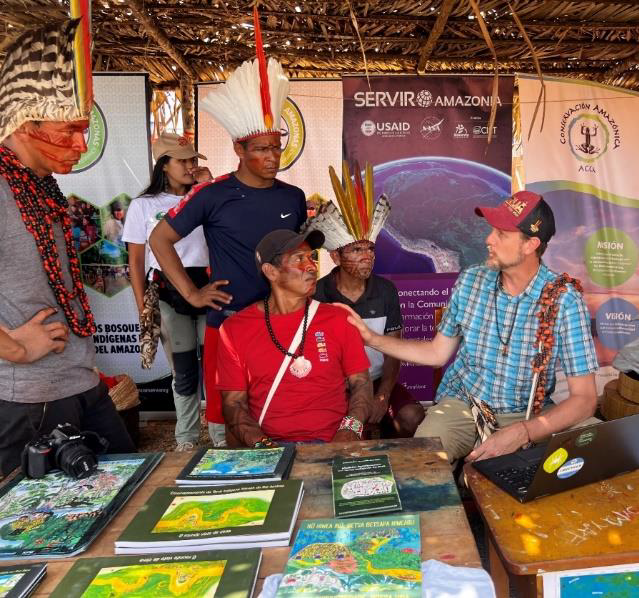 Working with the leaders of Apolima Arara, Acre, Brazil at the SERVIR Amazonia-ACCA-UAC-Richmond booth at the First Festival Intercultural de Yurúa and Juruá in Breu, Yurúa, Atalaya, Ucayali, Peru